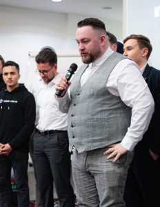 Ein Bild von Salvatore Di Tella, wo er als Speaker auf einer Bühne spricht